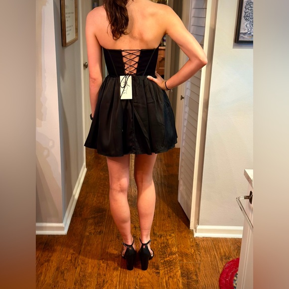 Stunning Oh Polly Formal Dress - Picture 2 of 3